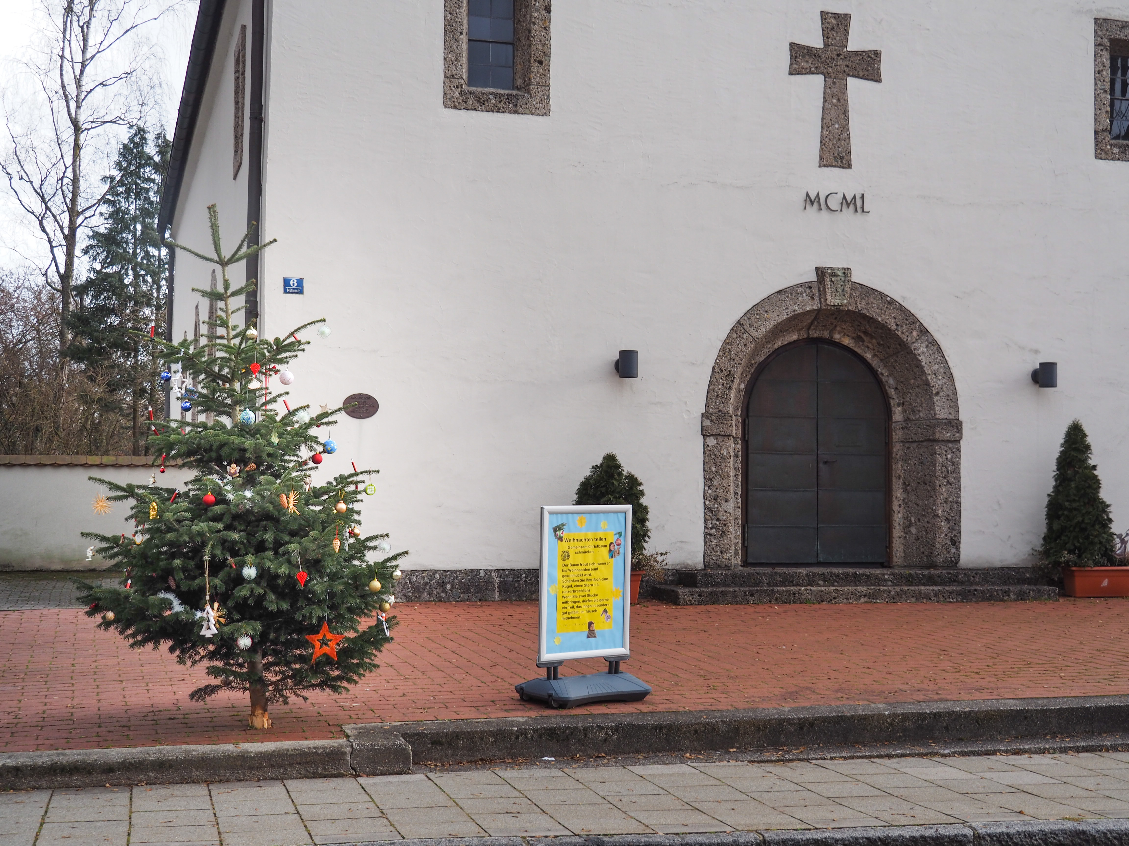 Der Christbaum vor der Erlöserkirche wurde vor Weihnachten von Gemeindegliedern geschmückt. Wegen der Covid-19 Pandemie kamen nicht alle gleichzeitig sondern nach und nach.